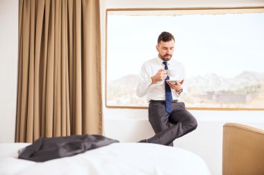 adam sıcak kahve bir fincan içme