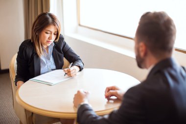 işadamı bir pozisyon için uygulamak 