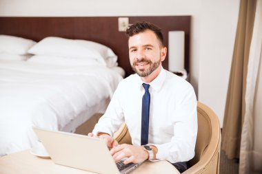 bir dizüstü bilgisayar kullanarak satış yöneticisi