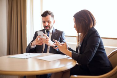 Birbirimizi görmezden iş ortakları 