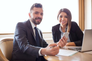 işadamı ve ortak bir smartphone vasıl arıyorsunuz 