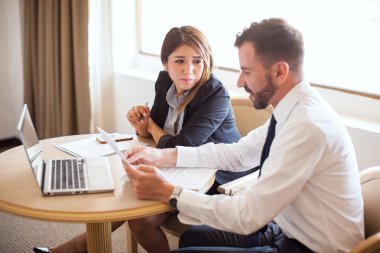 işadamı ve işkadını işlerini tartışıyor