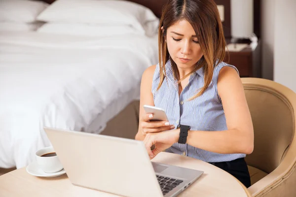 Gerente de negocios sincronización de su reloj inteligente — Foto de Stock