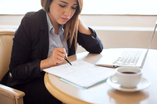 Uitvoerende macht is bezig met een contract ondertekenen — Stockfoto