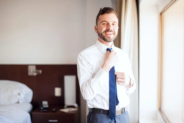 Business manager getting dressed — Stock Photo, Image