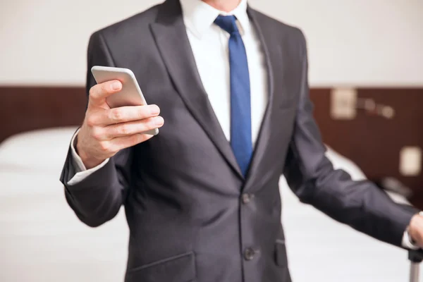 Man in een pak met behulp van een smartphone — Stockfoto