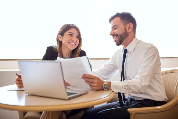 Compañeros de trabajo coqueteando entre sí — Foto de Stock