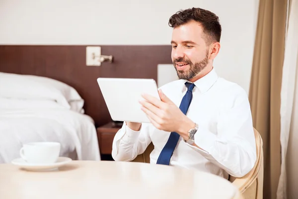 Businessman reading the news on a tablet — Stock Photo, Image
