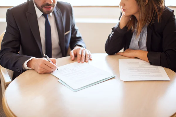 Partners som stänger en affär — Stockfoto