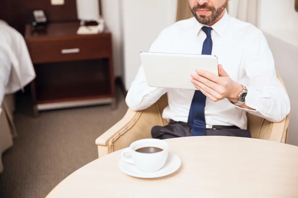 Geschäftsmann mit Tablet-Computer — Stockfoto