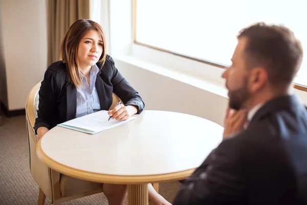 Rekryterare som lyssnar på ett jobb kandidat — Stockfoto