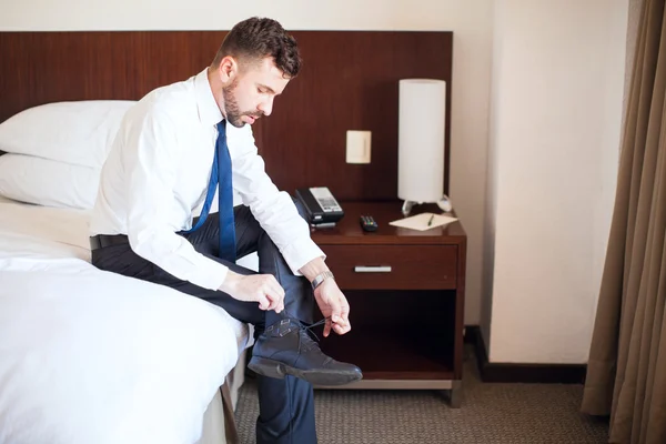 Businessman tying his shoes — Stock Photo, Image