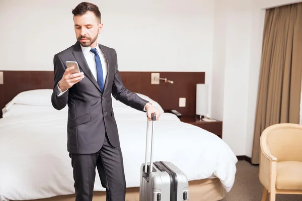 Young businessman checking his smartphone — Stockfoto