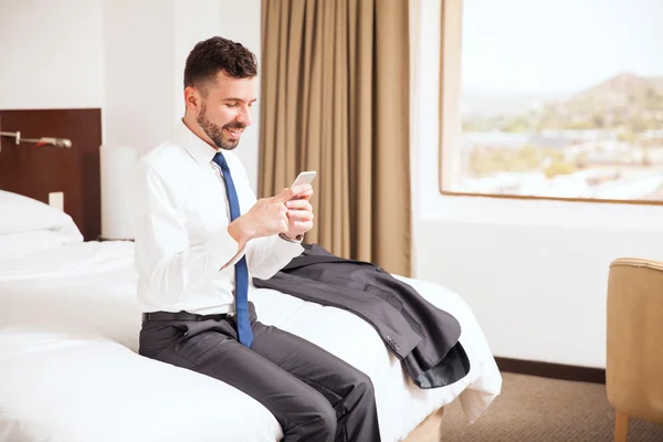Бізнесмен за допомогою смартфона в готелі — стокове фото