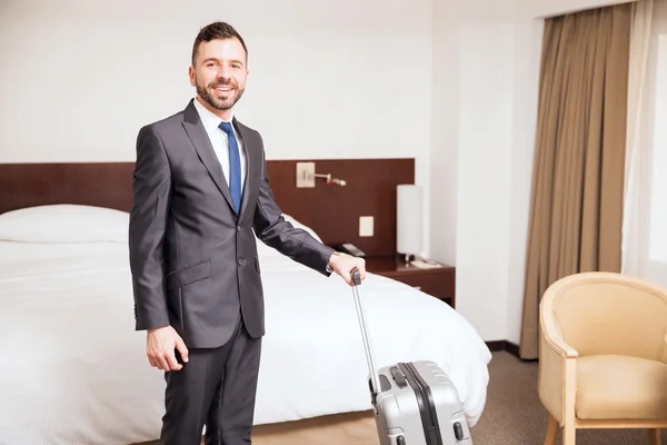 Бізнесмен з валізою стоячи — стокове фото