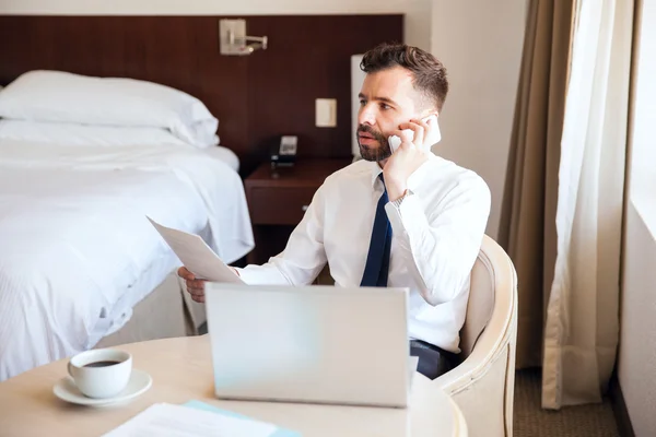 Zakenman in gesprek met de klant in een hotel — Stockfoto