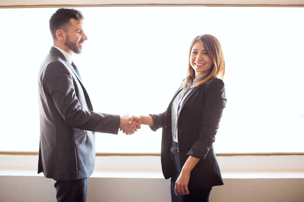 Partner ger varandra ett handslag — Stockfoto