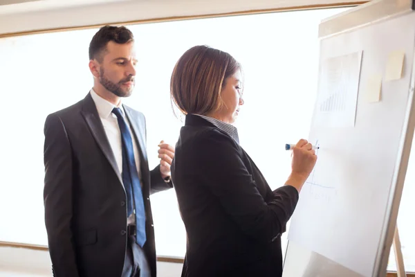 Mitarbeiter arbeiten an einer Präsentation — Stockfoto