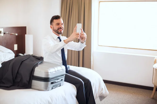 Empresario tomando una selfie — Foto de Stock