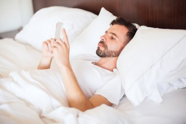 bir sakallı bir smartphone kullanarak