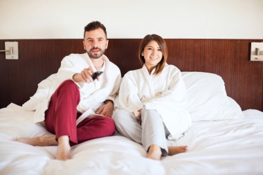 çift televizyon izliyor. 