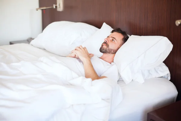 Homem hispânico deitado em sua cama — Fotografia de Stock