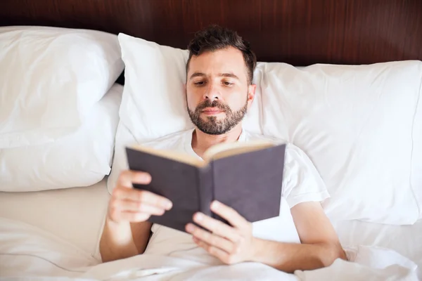 Man die een boek leest in de ochtend — Stockfoto