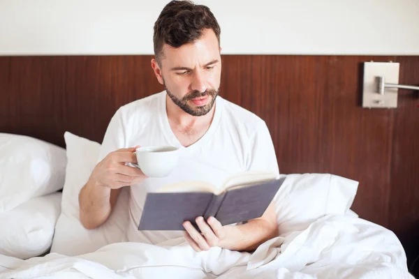 Man die leest een goed boek — Stockfoto