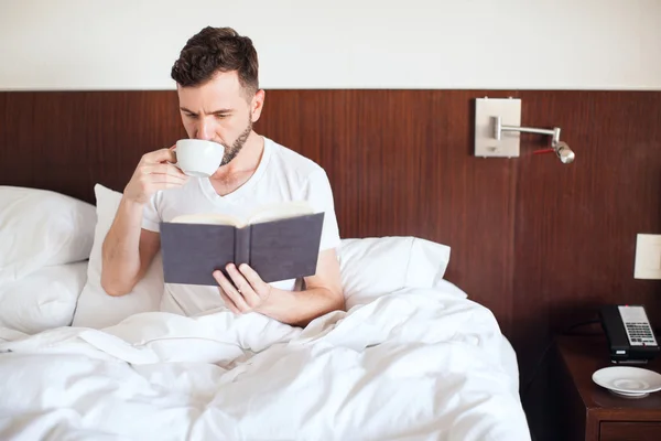 Homem acordando e lendo — Fotografia de Stock