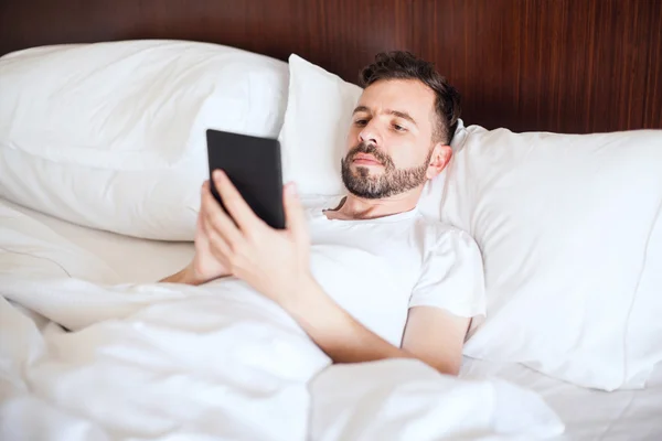 Baard met behulp van een e-reader — Stockfoto