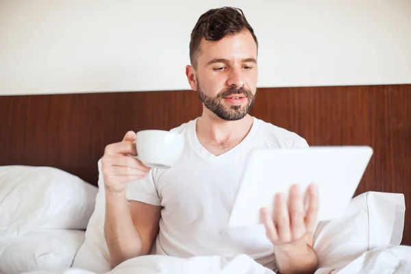 Man met een baard met behulp van een tablet pc — Stockfoto