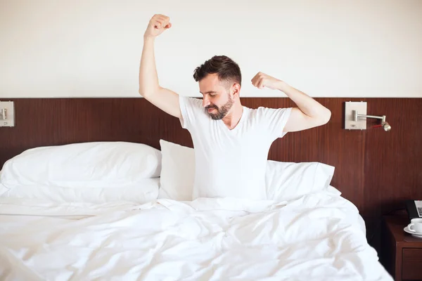Man, waking opwaarts en stretching — Stockfoto