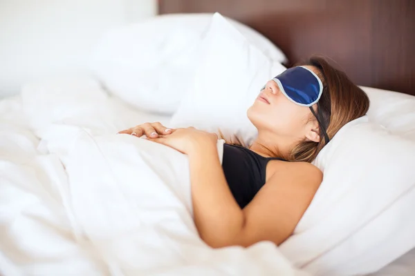 Wanita yang mengenakan topeng tidur — Stok Foto