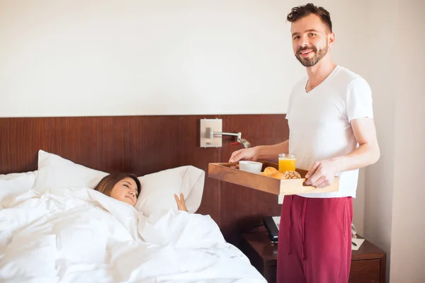 Man surprising his girlfriend with breakfast — Stock Photo, Image