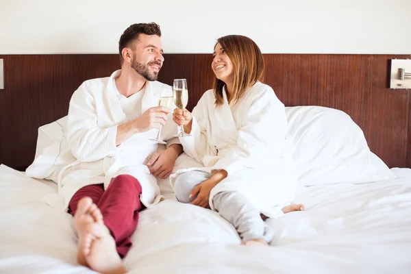 Pareja joven haciendo un brindis — Foto de Stock