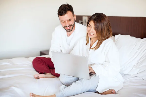 Pareja usando un ordenador portátil — Foto de Stock