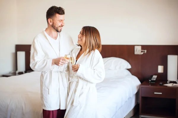 Paar maken een toast met champagne — Stockfoto