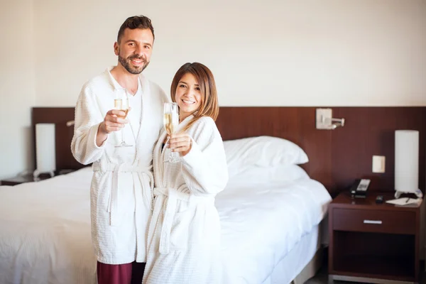 Newlyweds raising champagne glasses — Stock Photo, Image