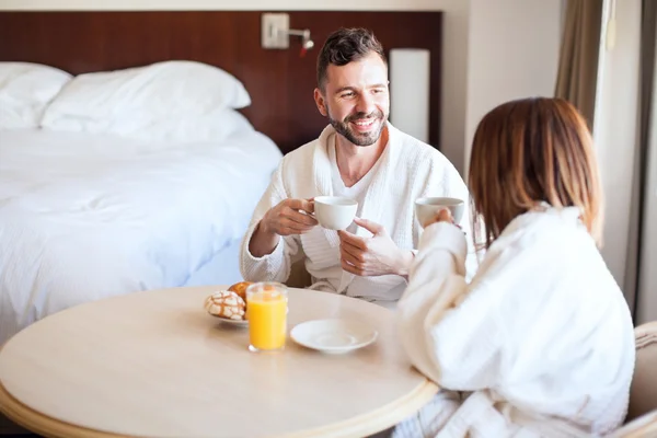 Пара насолоджується кавою і сніданком — стокове фото