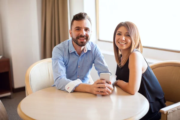 Couple using a smartphone — Stock Photo, Image