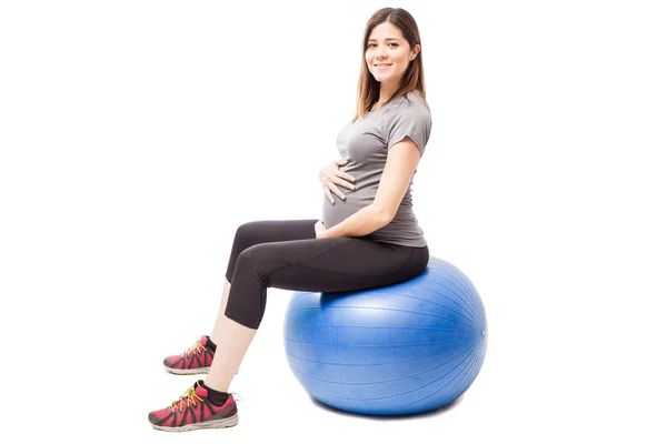 Hamile kadın bir istikrar topu üzerinde oturuyordu — Stok fotoğraf