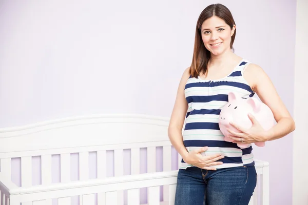 Mulher segurando um banco porquinho — Fotografia de Stock