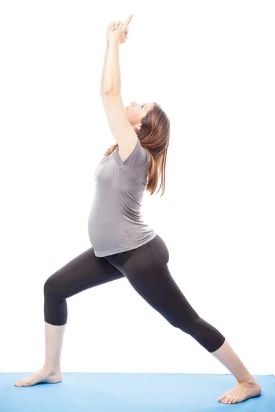 Donna che pratica un po 'di yoga — Foto Stock