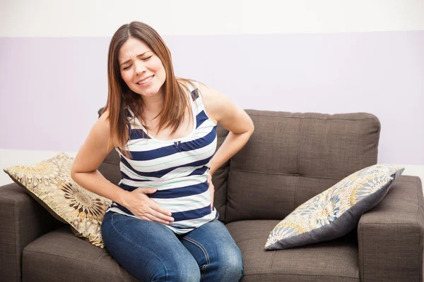 Mujer embarazada en el dolor — Foto de Stock