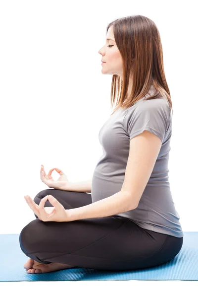 Kvinnan gör meditation övningar — Stockfoto
