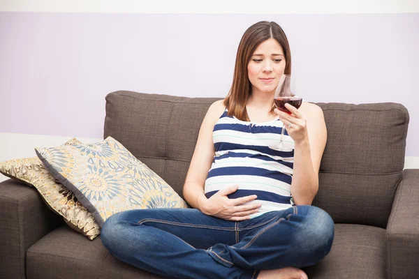 Frau hält ein Glas Wein — Stockfoto