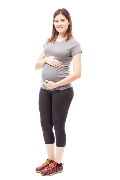 Gravid kvinna i sportig outfit — Stockfoto