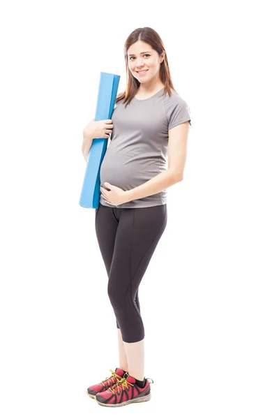 Mulher segurando um tapete de exercício — Fotografia de Stock