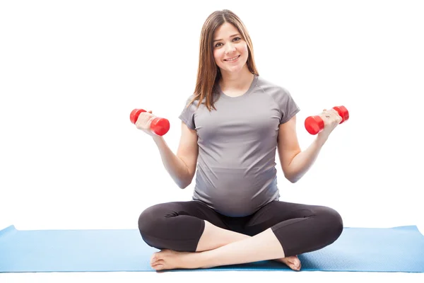 Femme assise sur un tapis d'exercice — Photo