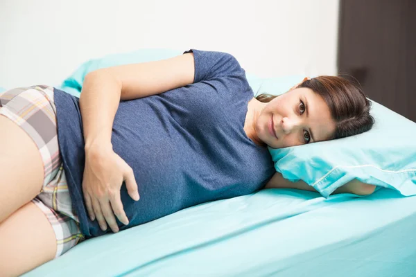Беременная женщина лежит на боку — стоковое фото
